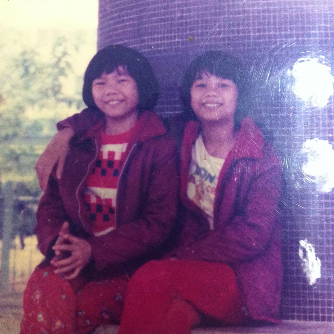 红衫:在福建乡间曾有两年之久,两姐妹互不理睬和搭话。今日回想,她们觉得是源于生活巨大的仇恨和压力。 (左:王惠芬)