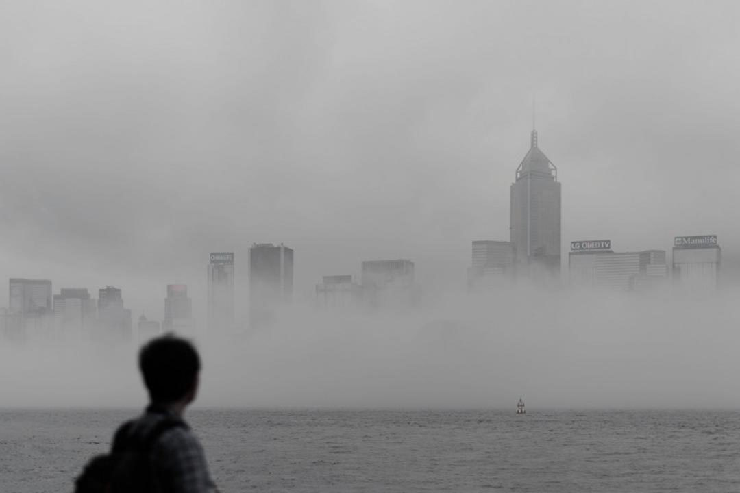 維多利亞港被大霧籠罩。攝:PHILIPPE LOPEZ / AFP