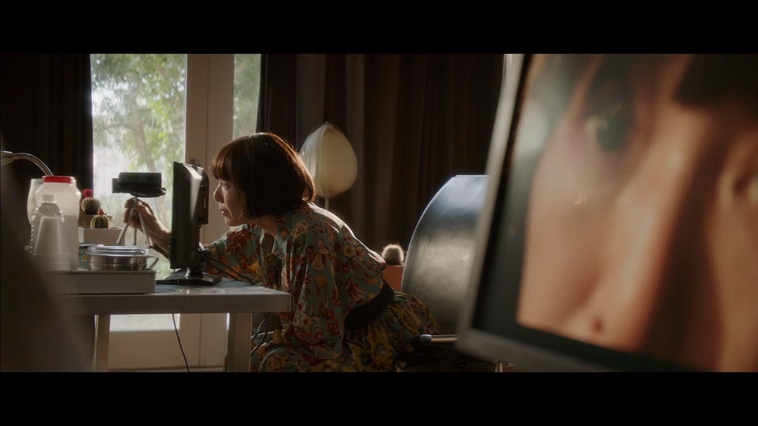 桃井薰执导《火》电影剧照。有心病的女人,只能通过滔滔不绝的自白来回覆记忆和找回自我。