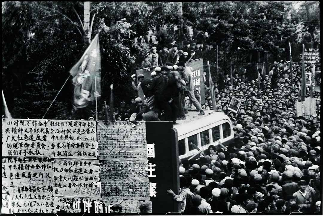 1967年6月5日,哈爾濱,兩幫紅衛兵在黑龍江革命委員會總部前為爭奪廣播巴士而打鬥。