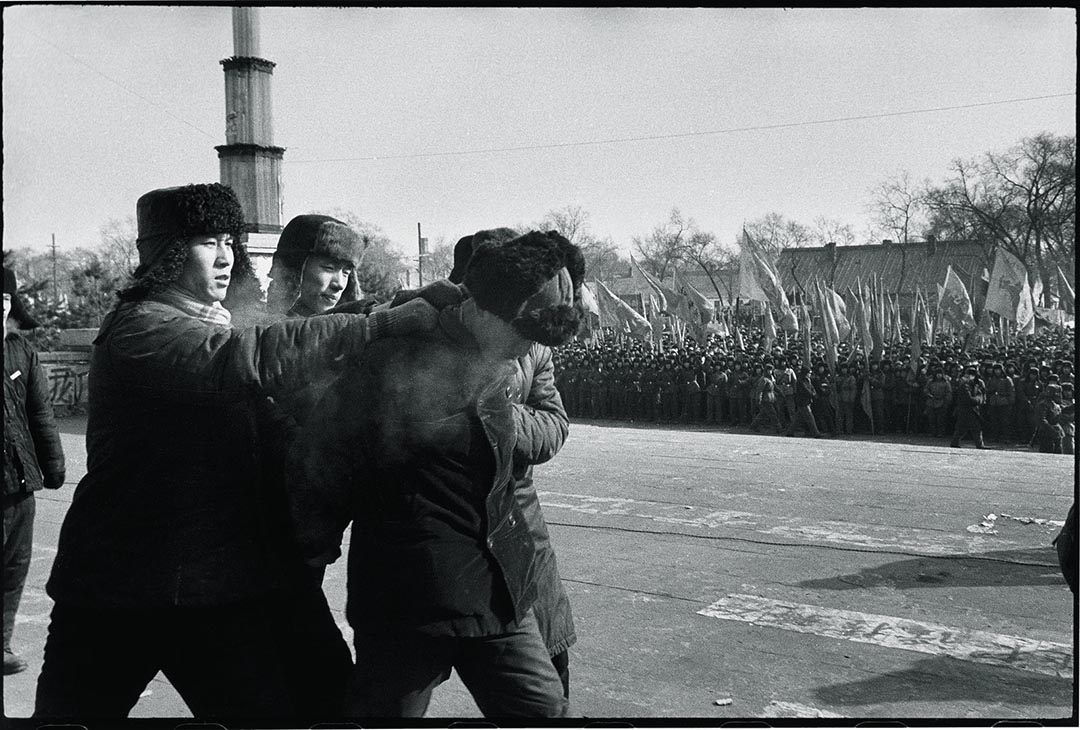 1967年1月,兩個紅衛兵領袖被押到北廣場大酒店接受群眾批鬥。