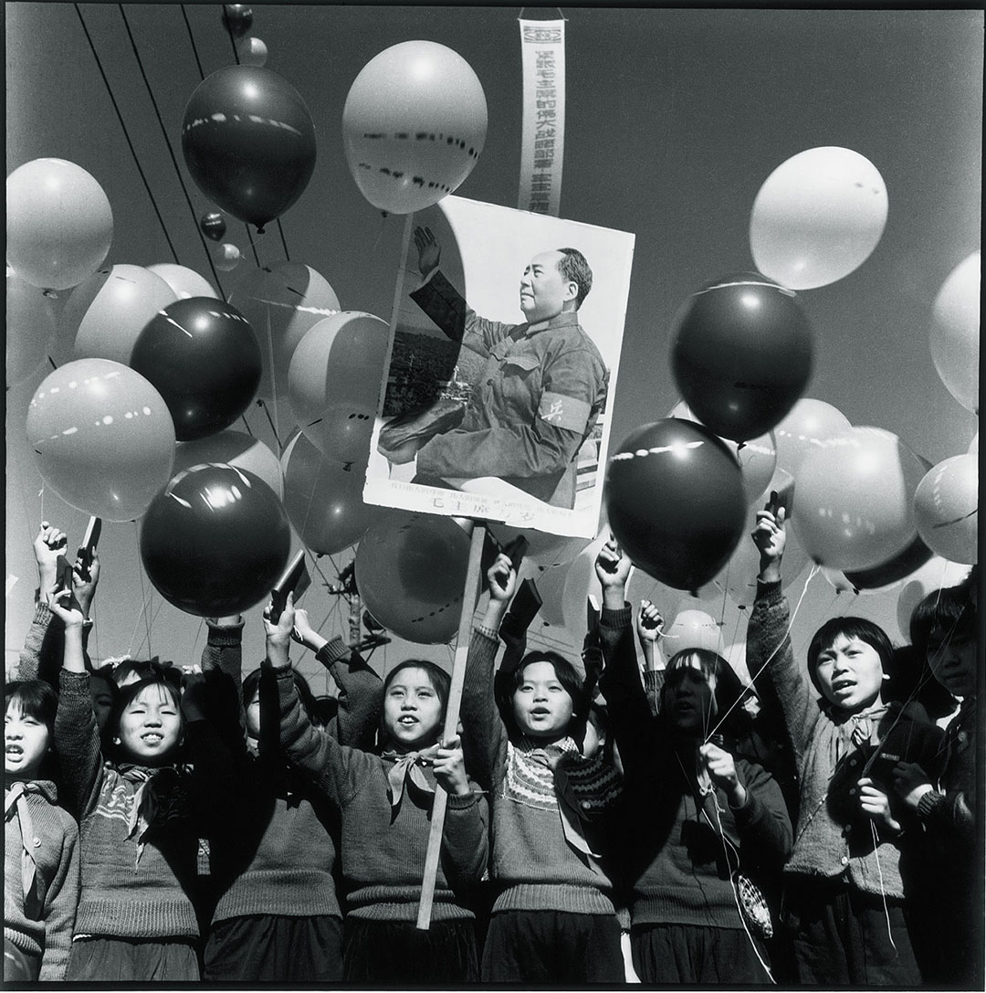 1968年國慶，哈爾濱兒童身穿毛衣高舉毛澤東主席像參加遊行。