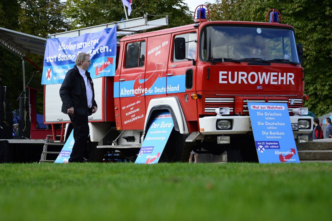 AfD把一台消防车(Feuerwehr)改装的反欧元车(Eurowehr)。
