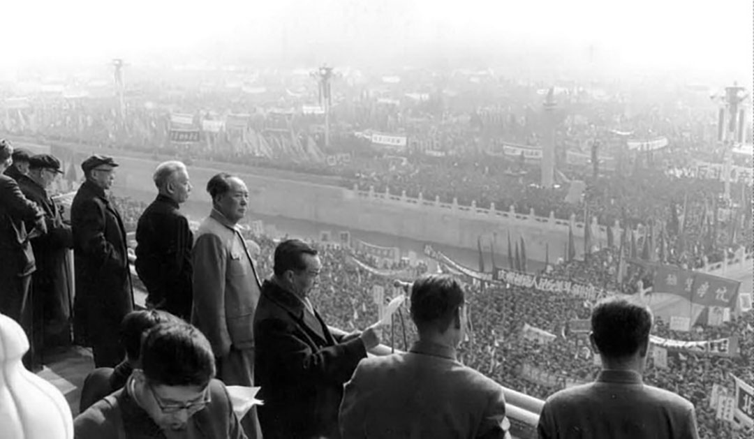 1966年,北京,文革期間毛澤東在天安門接見紅衛兵。