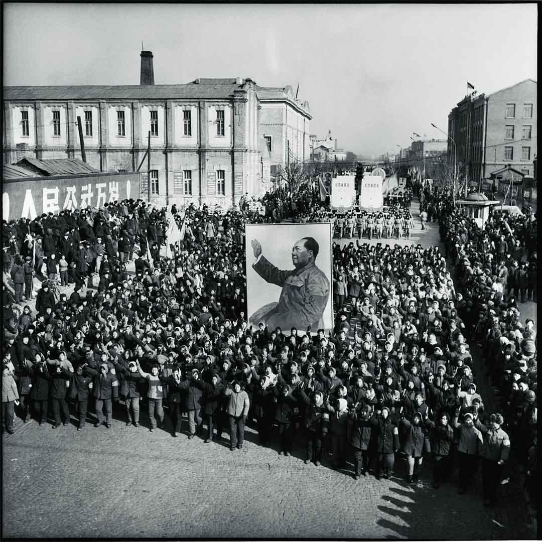1967年,哈爾濱,在市政府被紅衛兵奪權兩周後,紅衛兵和解放軍繼續在街上遊行,歌誦毛澤東與革命。