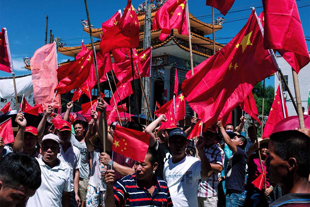 海丰鸟坎,村民于华光庙外挥舞国旗,高叫口号。