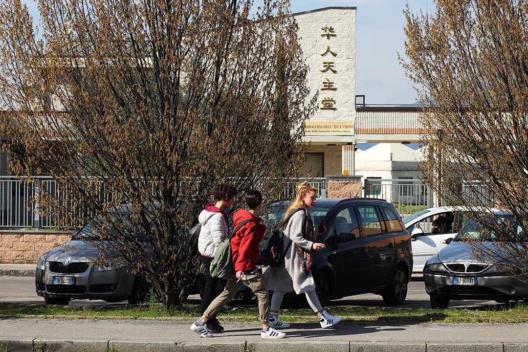 放學的意大利孩子嬉笑着走過華人天主教堂,該教堂與當地意大利人共用。