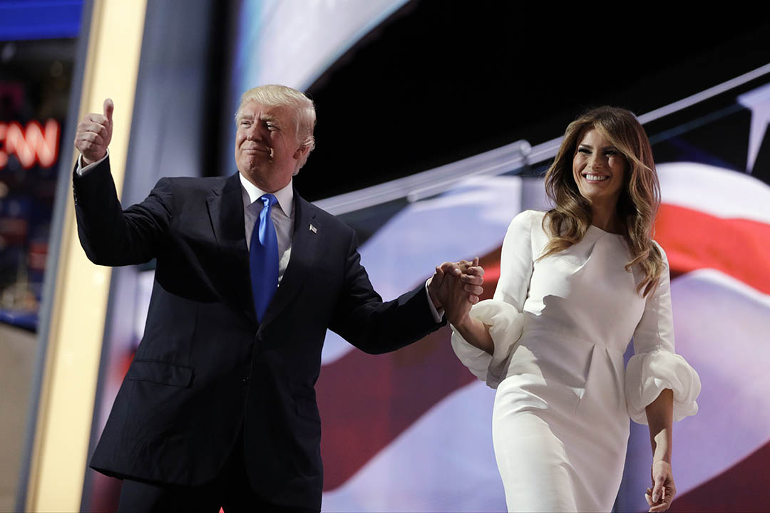美国共和党总统参选人特朗普(Donald Trump)與妻子梅拉尼亞(Melania Trump)。
