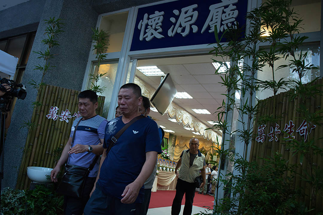 罹難者家屬至中壢殯儀館弔唁親人。