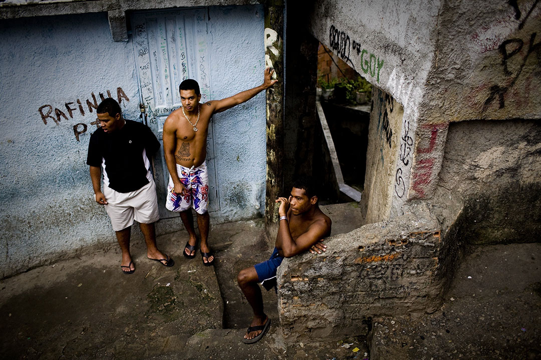 罗西尼亚(Rocinha)贫民窟内青年在闲坐著。