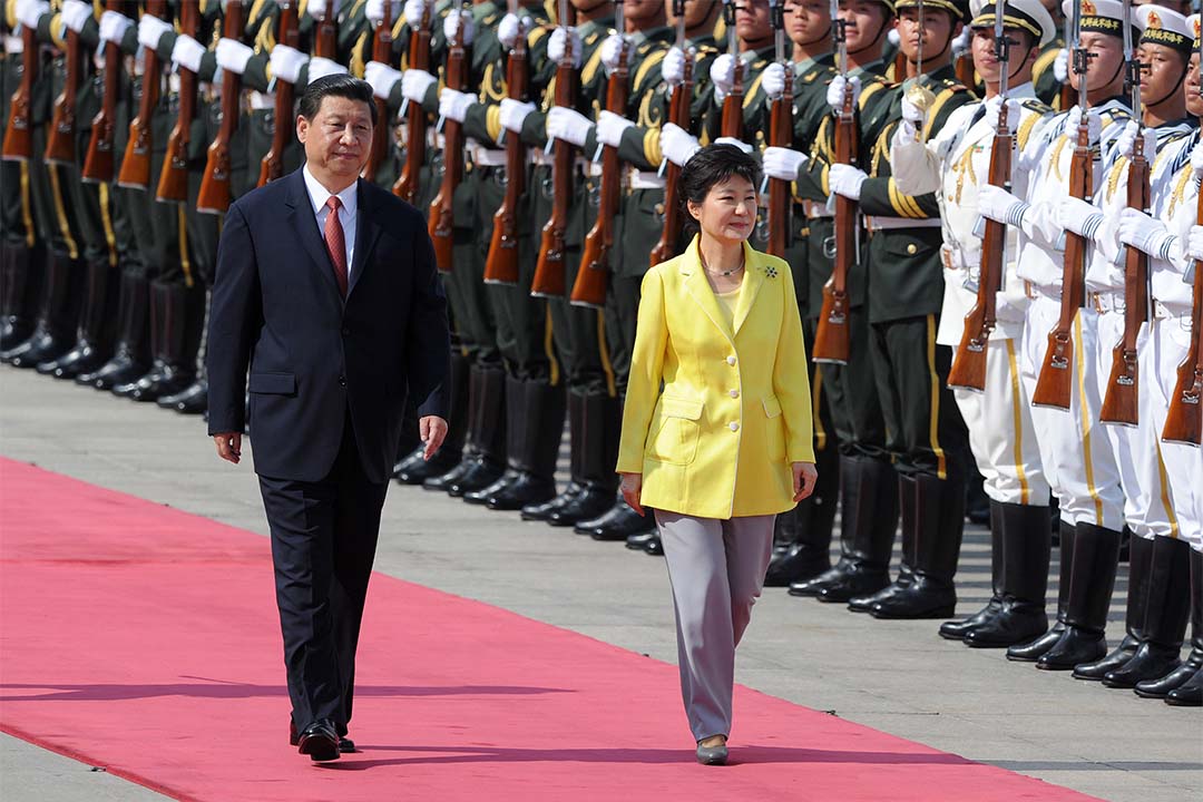 2013年6月27日,韩国总统朴槿惠与中国国家主席习近平在中国人民大会堂出席欢迎典礼。