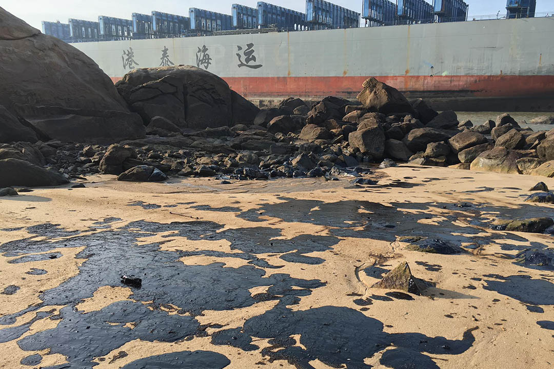 大雨和涨退潮后,油污覆盖金门海滩。