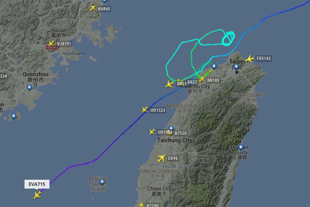 在桃園上空,基隆外海盤旋,等待降落,最終因颱風因素,飛機降落香港。