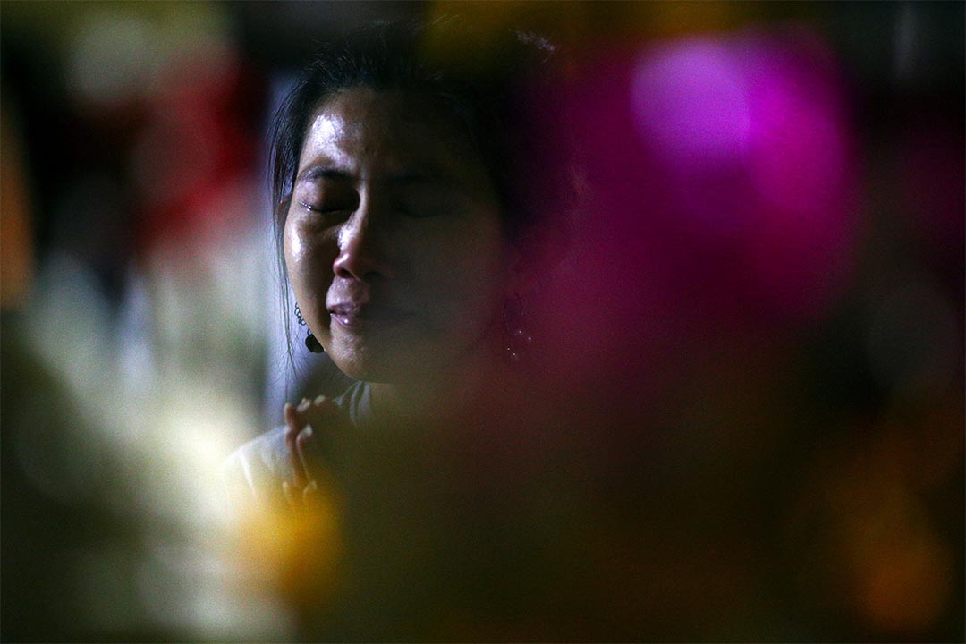 2016年10月12日,泰國曼谷,一個女人為泰王祈禱時哭泣。