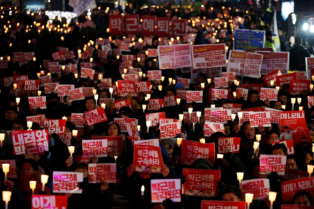 市民在首尔广场举行大规模示威,要求韩国总统朴槿惠下台。