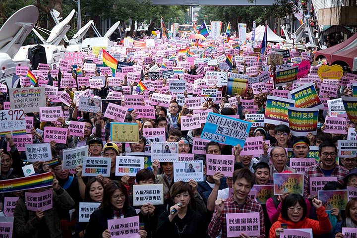 11月28日,到场群众高举标语,诉求直接修《民法》。