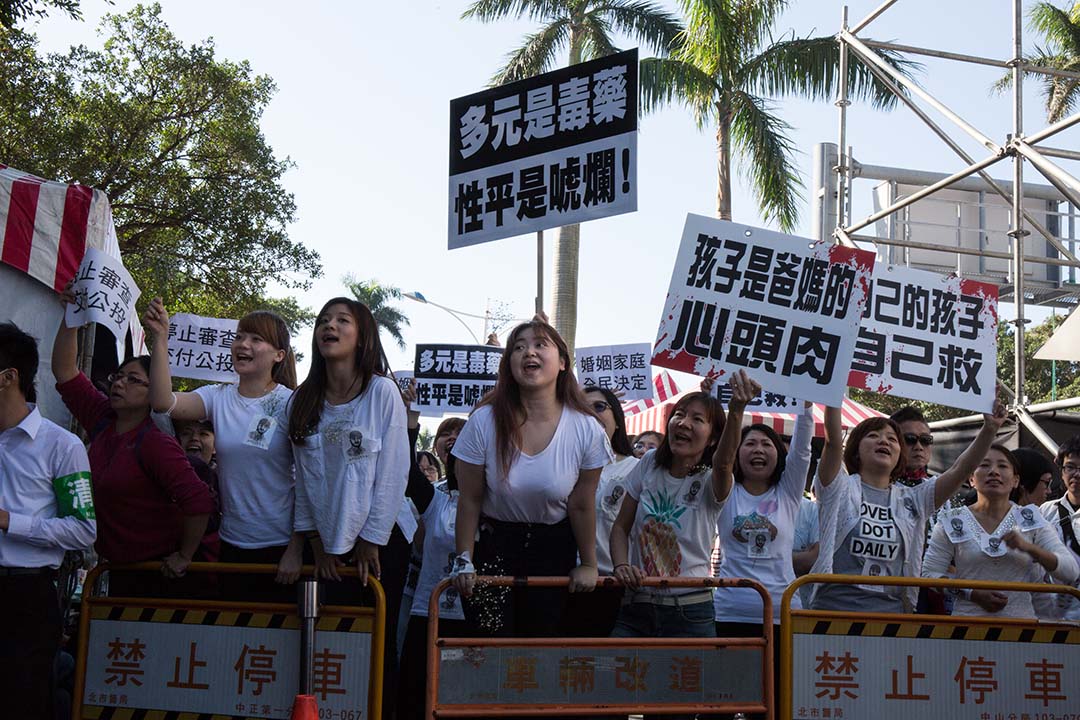 反同團體在立法院前集結抗議民法修正案。