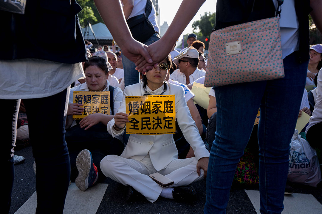 11月17日,“下一代幸福联盟”号召上万人包围立法院。