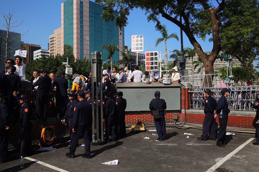 反同人士聚集在中山南路,些许民众翻墙闯立院,被警方制伏。