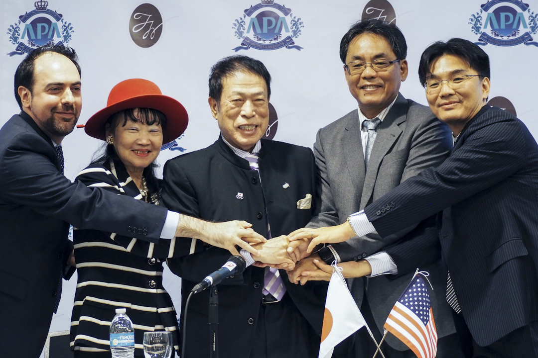 2015年11月12日,APA集团CEO元谷外志雄(中)出席纽约记者会。 公布位于新泽西州的新酒店「APA Woodbridge」即将开幕。