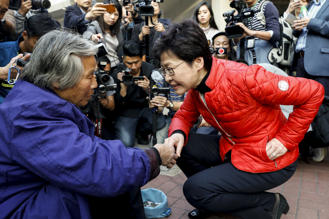 2017年1月27日,特首參選人林鄭月娥落區,在沙田遇上一名行乞老婦,並給予對方500元。