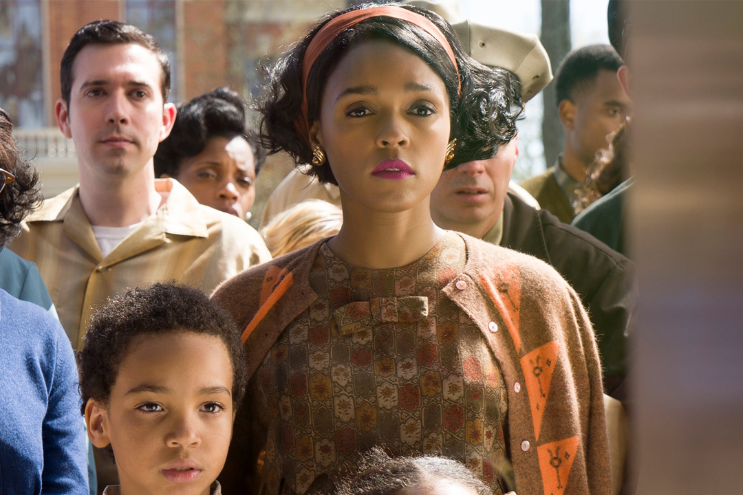 《Hidden Figures》剧照。从一名普通计算员做起,Mary Jackson打破重重阻碍,成为NASA首位黑人女性工程师。