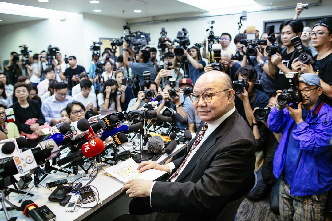2016年10月27日,香港退休大法官胡国兴宣布参与特首选举。