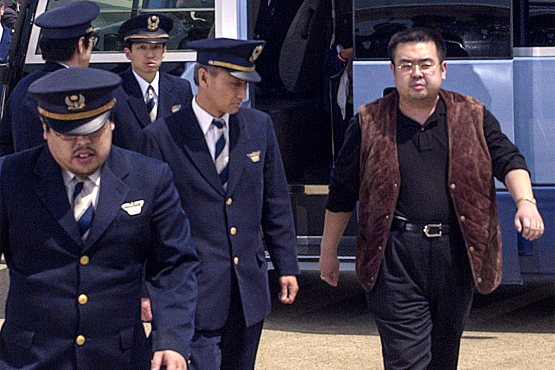 2001年5月4日,金正男在东京成田国际机场在警察陪同下被遣返。