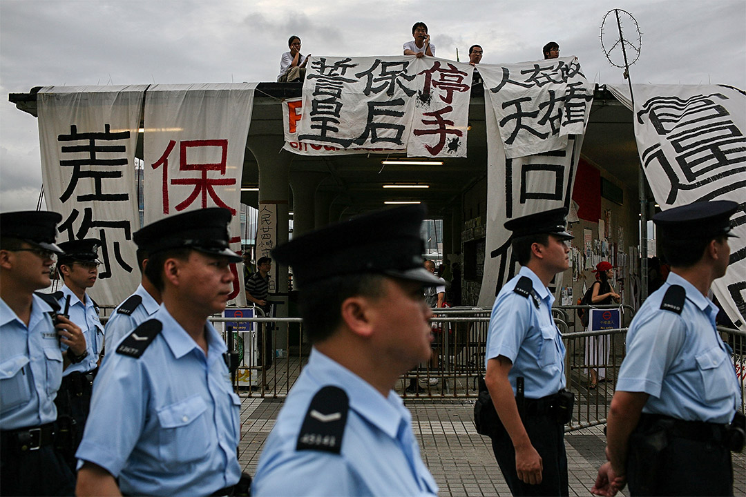 2007年7月1日,在皇后碼頭,警方試圖驅趕抗議拆卸皇后碼頭作道路和商廈用途的示威者。