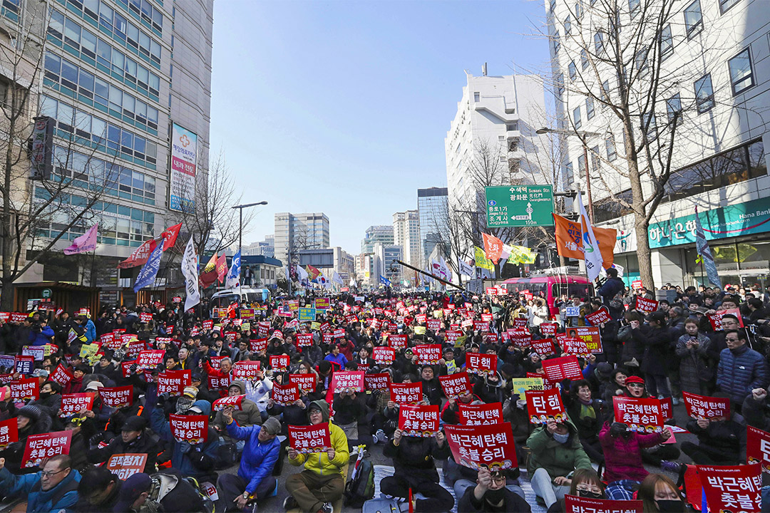 2017年3月10日,在憲法法院外,朴槿惠彈劾案的集會場面。
