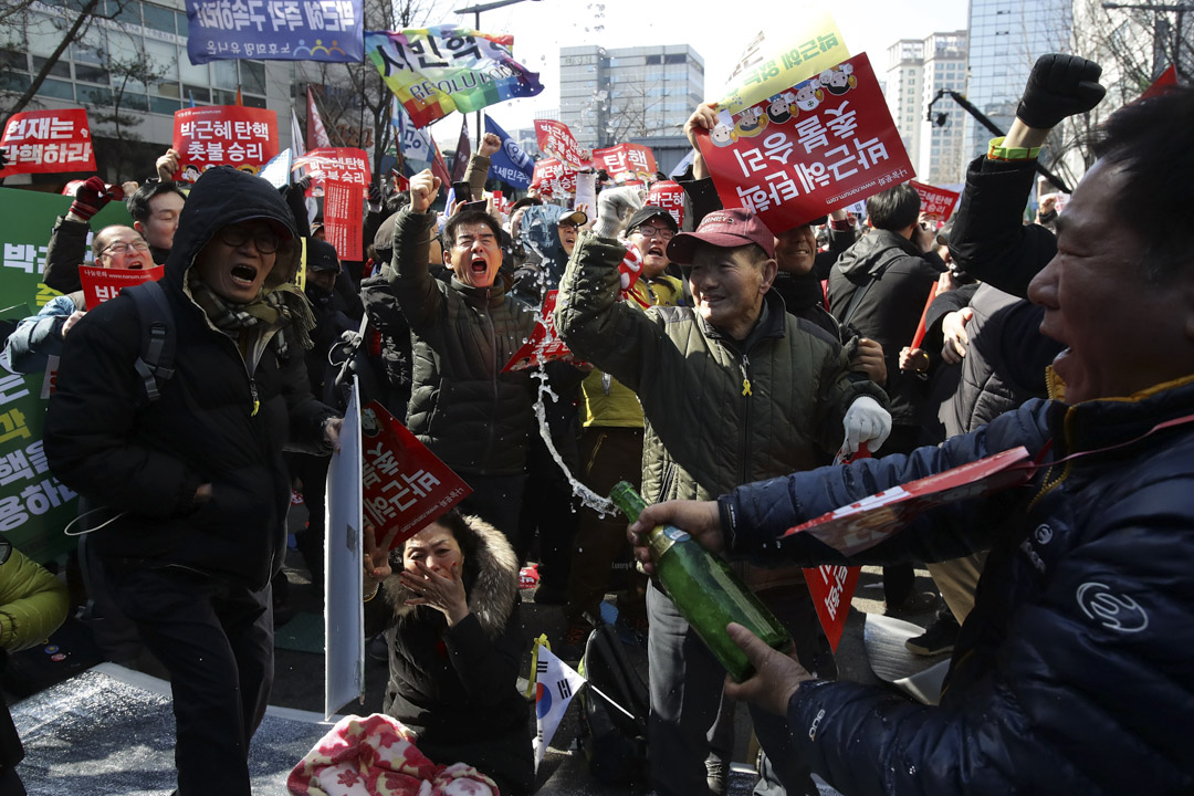 2017年3月10日在韓國首爾，群眾聽取憲法法院的判決后慶祝。 