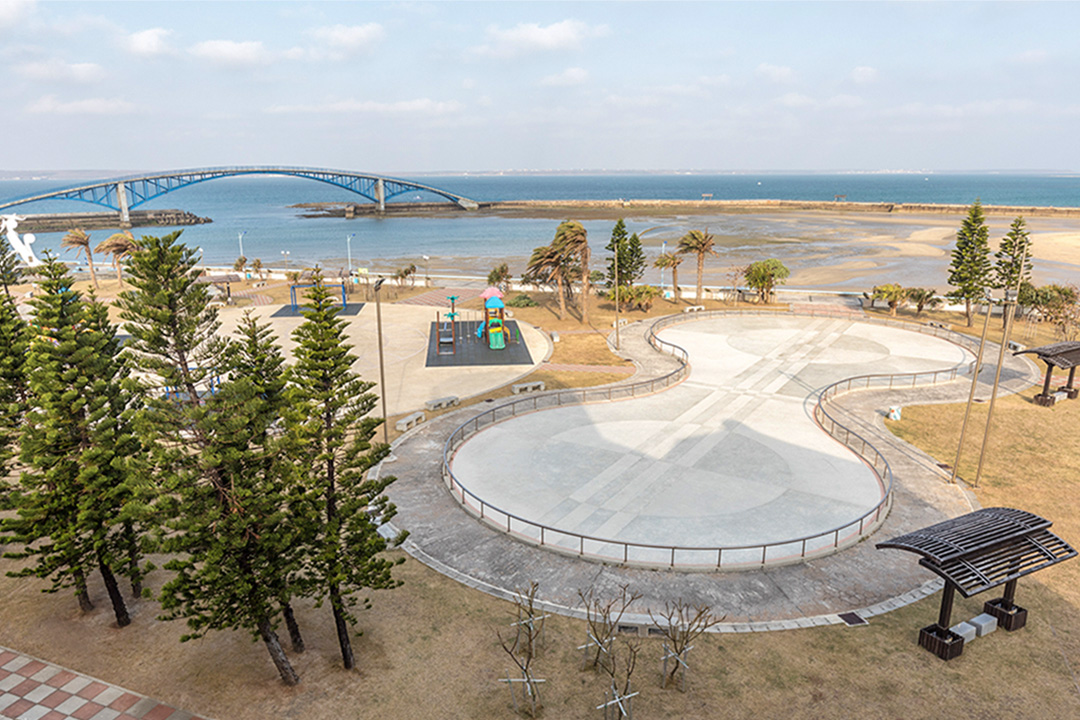 島上最終卻幸無槍下亡魂。僅有海邊的牌樓與海水浴場,銘記這段暗潮洶湧的日子。