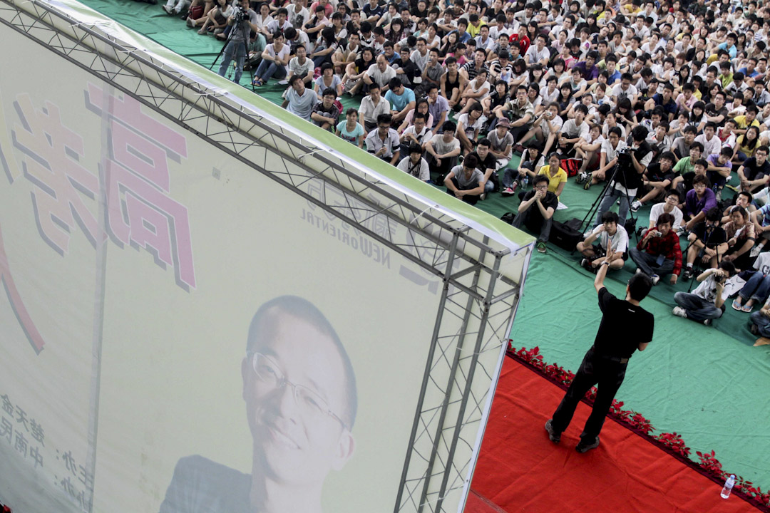 古典曾經是新東方的一名GRE詞彙老師，也培訓過上千名新東方講師，曾「目睹無數中國教育下的一流人才的迷茫和糾結」，「意識到對於很多這樣的年輕人，『找到自我』比『去好大學』更重要」。圖為新東方創辦人俞敏洪在武漢演講。