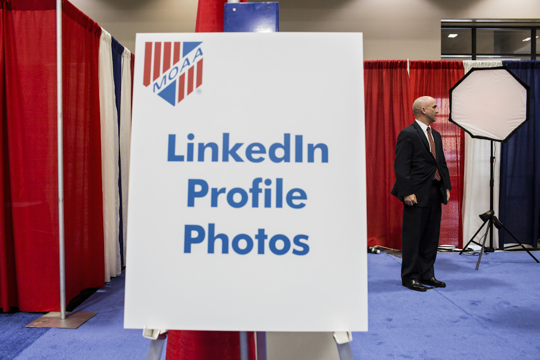 Linkedin這家體量在萬餘人的上市公司，在2015年的時候大概有接近200名Growth團隊。這其中絕大多數的growth hacker，都是數據分析或者工程師出身，極少數是產品經理。圖為Linkedin於一個職業展覽會上替退伍軍人拍攝人像照片。
