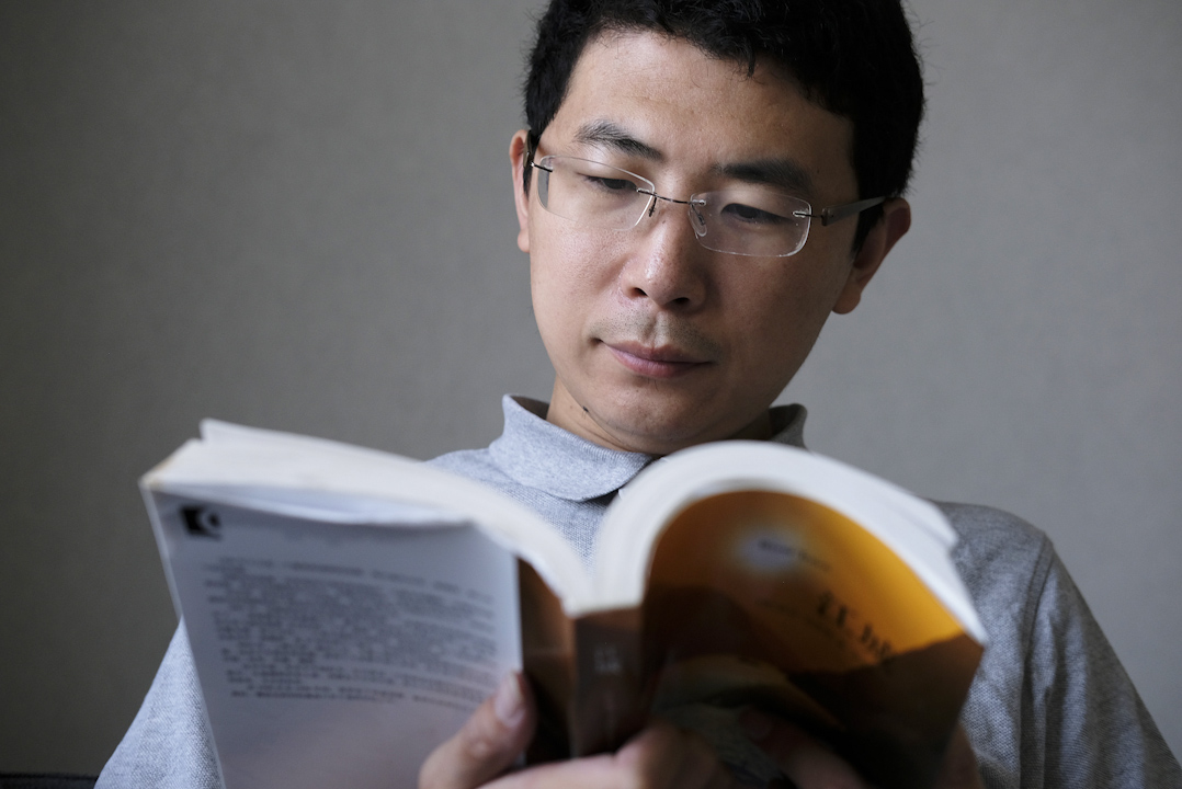 周昶帆一直愛看書,把看書視作對自己的投資,現在他仍保持每週一本書的頻率進行閲讀,並反思自己的讀書習慣和經驗教訓,也經常在豆瓣、知乎上面分享見解。