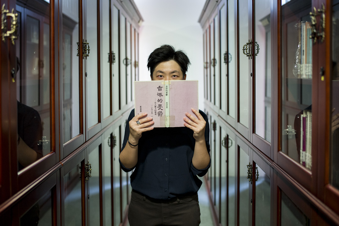 阿離手持小思在1983年出版的《香港的憂鬱》，其中如此形容香港：「沒有人會否認她的重要性，但奇怪的是也從沒有什麼人真正愛過她。」