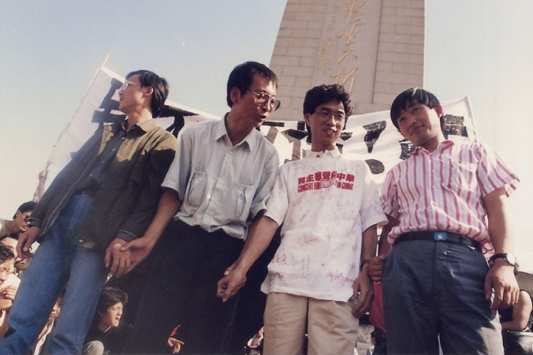 劉曉波（左二）曾於1989年4月26日由美國返回中國參與八九民運，於6月6日被北京政府拘捕入獄。