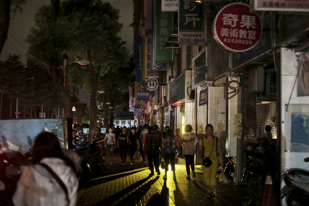 2017年8月15日,台湾,停电问题晚间造成新北市板桥区道路号志异常,文化路一带的店家都歇业。