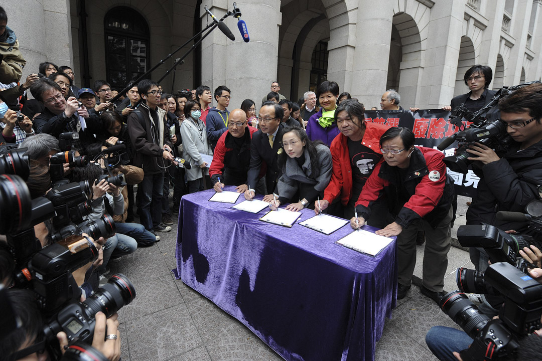 2010年1月,梁国雄连同陈淑庄、梁家杰、黄毓民、陈伟业共五名议员辞职再参予补选,令全港5个选区都需要补选,以“变相公投”为香港政制改革、功能组别的存废表态。