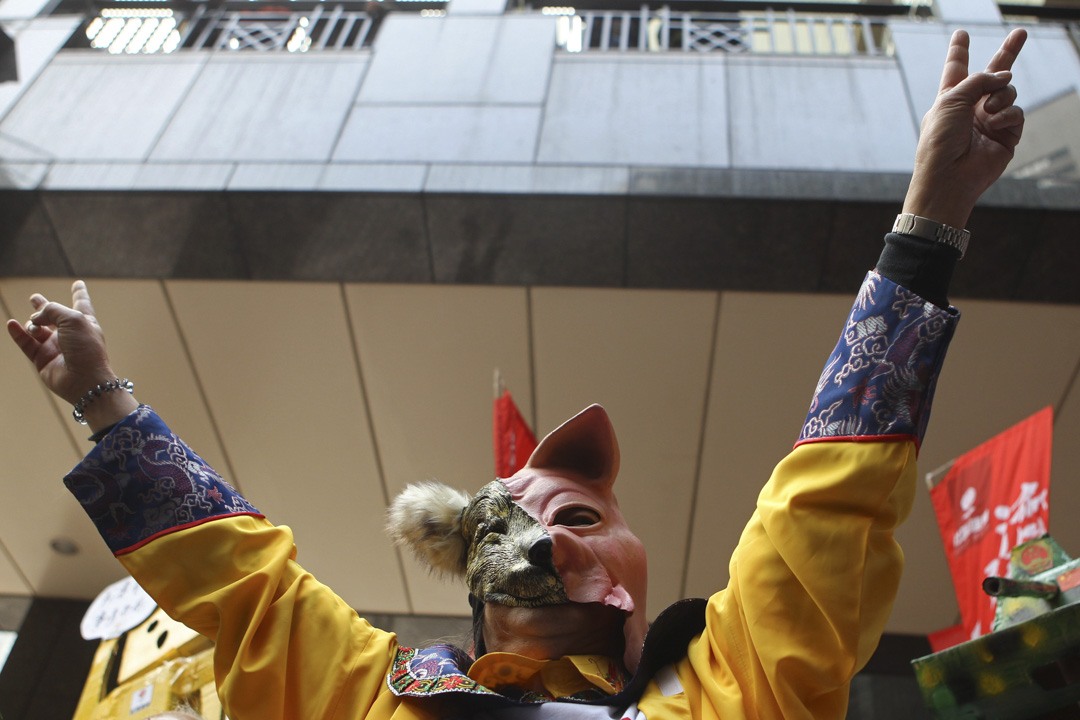 2012年3月25日,梁国在于特首选举当天,戴上狼猪面具在投票会场投票以讽刺小圈子选举。