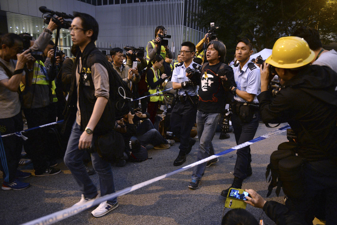 2014年12月11日,政府于金钟道清场时带走立法会议员梁国雄,当天的清场行动正式结束维持79天的雨伞运动。