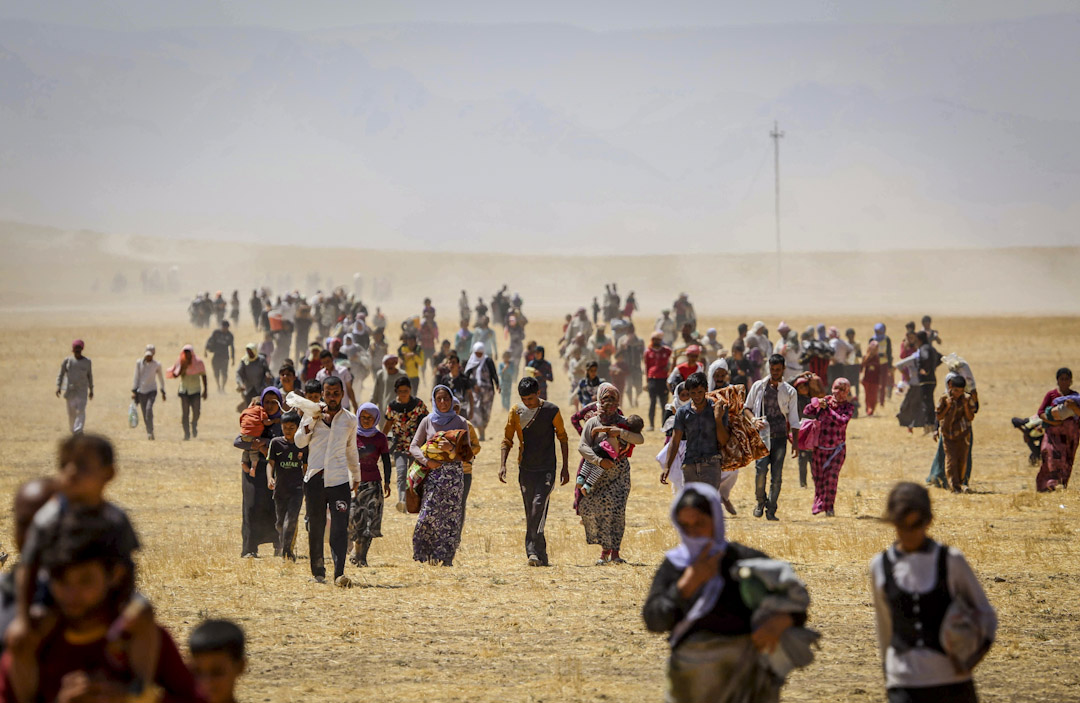 2014年8月9日,因遭到 ISIS 在北伊拉克的辛賈爾(Sinjar)地區發動攻擊,數千亞茲迪(Yazidi)人逃離該地。