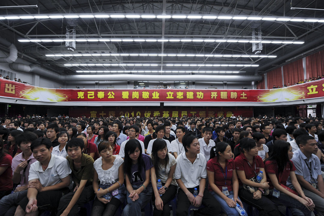 三十年来,90%以上的富士康工人都是干半年到一年就走,所以富士康也不断用“实习生”的方式招工,从职业学校直接拉人过来,以实习生的名义进工厂。从职业学校招工的好处是一批一批地招,成本大大减少了。2010年10月16日,深圳龙华镇富士康工业园区基层员工颁奖典礼。