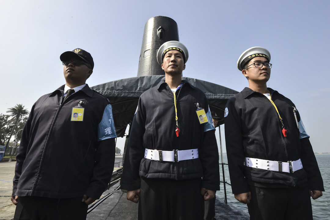 2017年1月18日,三名台灣海軍士兵在台灣南部高雄的海軍基地上,在美製潛艇前面站立。