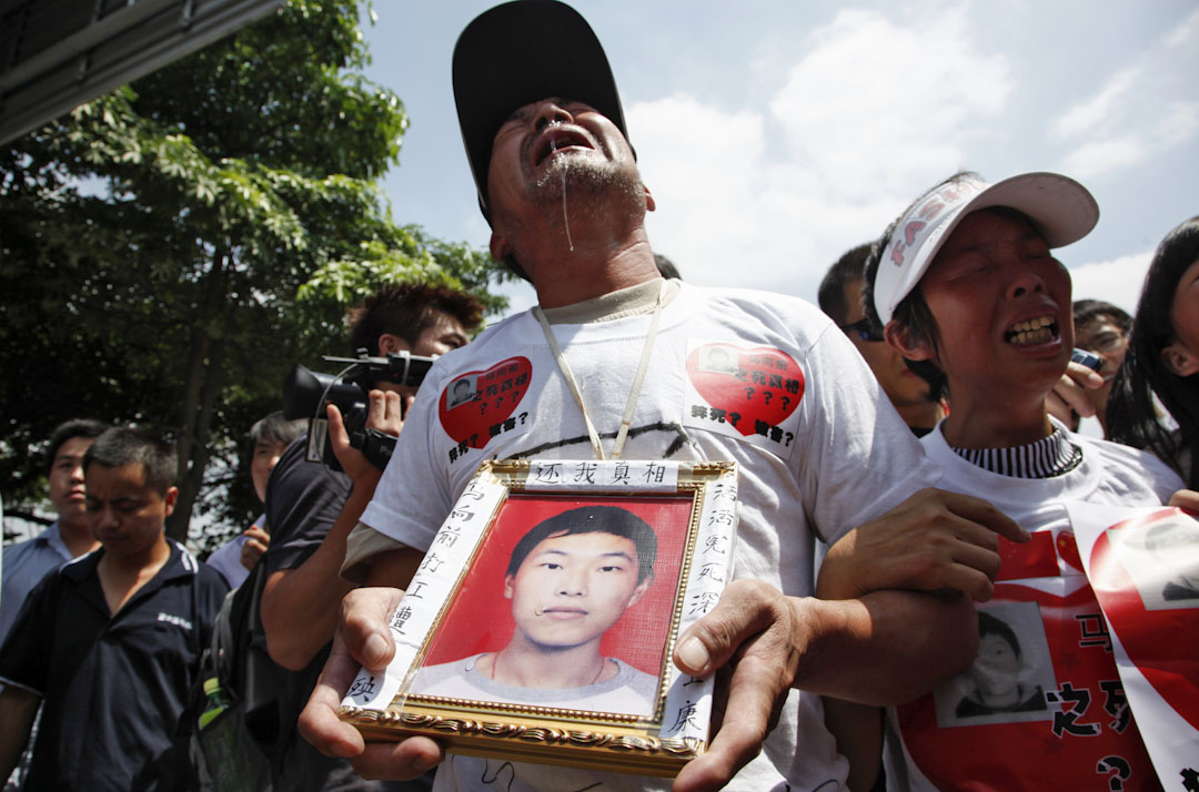 2010年5月26日,富士康跳楼死亡的员工家属在深圳厂房外陈情,要求赔偿及找寻死因。