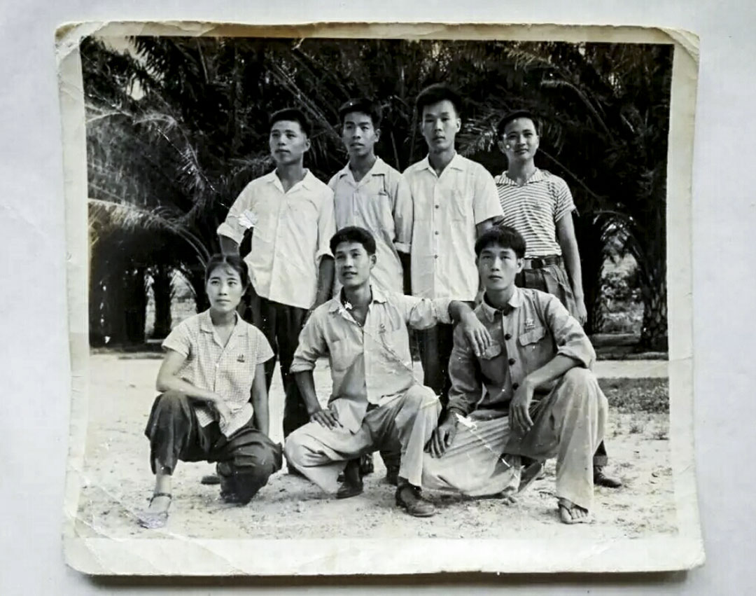 我的爸爸和當時農場保衞科的一些同事。
