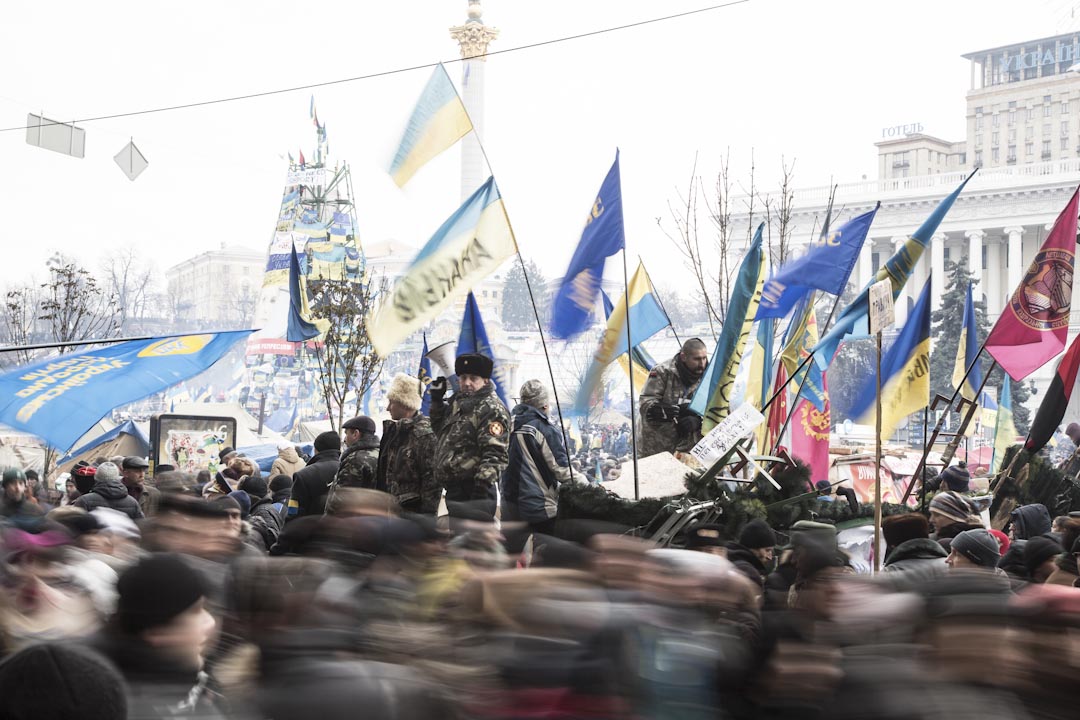 2013年11月21日,當時烏克蘭時任總統亞努科維奇(Viktor Yanukovych)突然停止簽署與歐盟的經濟合作進程,導致反對者舉行大規模示威,抗議持續幾個月之久。圖為2013年示威者控制了基輔的梅丹廣場的人流,要求總統辭職。
