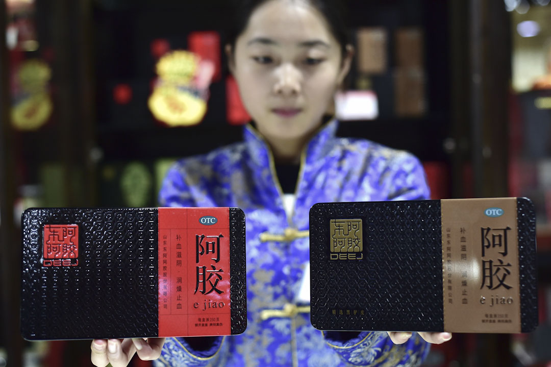 東阿阿膠在十年內漲價16次,每250克售價從2006年的25元漲到2016年的1350元,漲幅高達54倍,被稱為「中藥界的LV」。2016年,這家公司銷售收入超過63億人民幣。圖為浙江一間藥店內售賣的東阿阿膠。