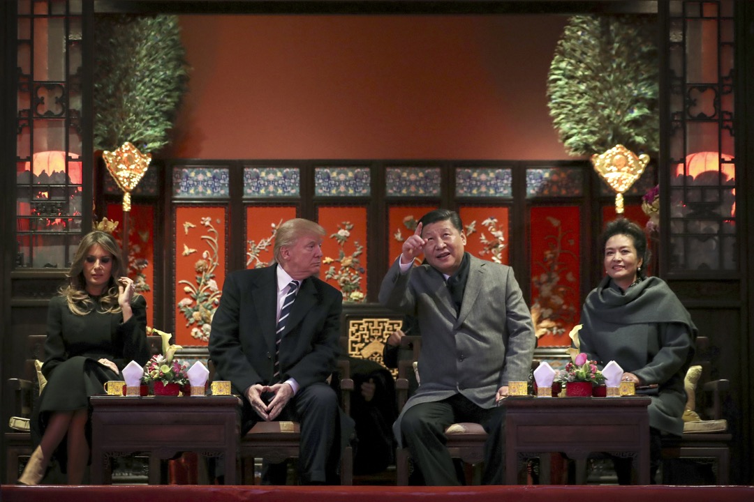 2017年11月8日,中国北京,国家主席习近平与夫人彭丽媛陪同美国总统特朗普及“第一夫人”梅拉尼娅(Melania Trump)到故宫看京剧表演。