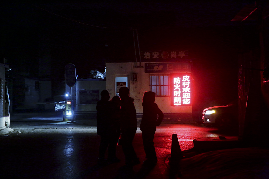晚上8点,皮村打工文化艺术馆外的治安岗亭下,红色灯箱告示牌上滚动显示着“皮村欢迎您,防火时刻不能忘”的字样。